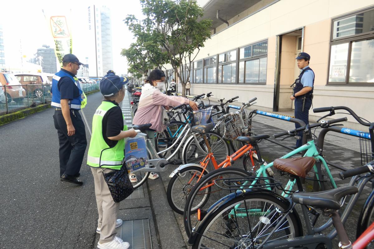 自転車利用者に注意喚起する様子