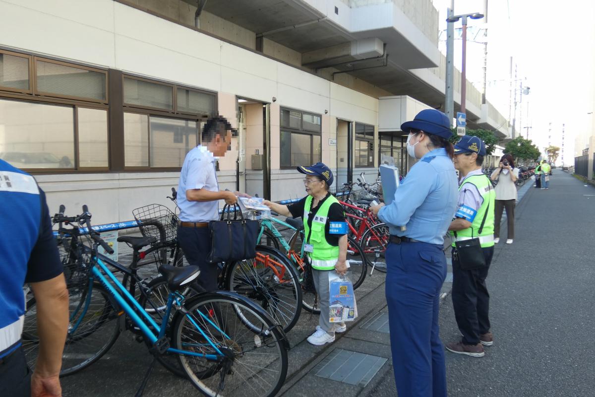 自転車利用者に注意喚起する様子