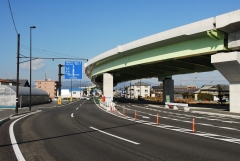 中島浄化センター北交差点から見た中島高架橋の写真