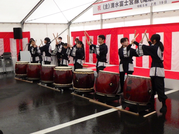 郷土愛の育成や伝統楽器の和太鼓を守り継承する「庵鼓会(あんこかい)」による力強いパフォーマンスが披露されました