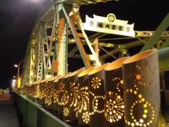 竹あかりが灯った安倍川橋の写真