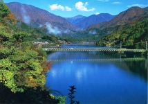 井川湖と井川大橋の写真