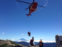 カワセミから救助員が山岳救助隊を投入している状況