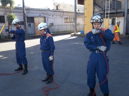 結索中の隊員の様子