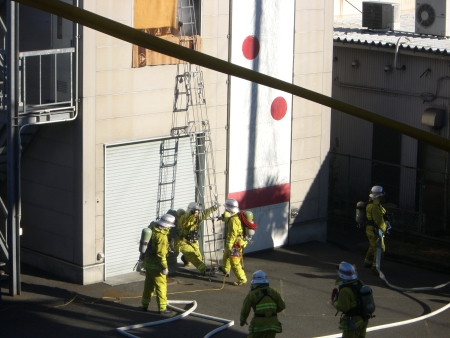 消防車、救急車が現場に到着