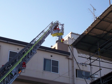 次に、階段が崩壊した建物の屋上にケガ人が発生、はしご車を使用し救出する訓練