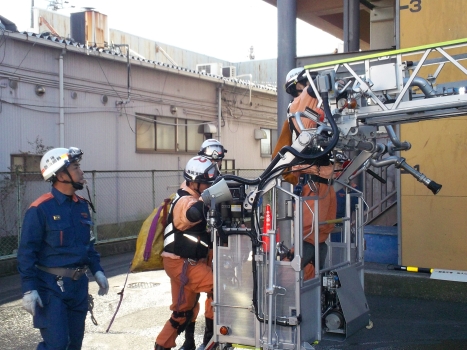 はしご車に救助隊員と救急隊員が乗り込みます。