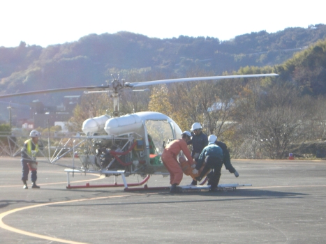 ヘリコプターから救助者を搬送