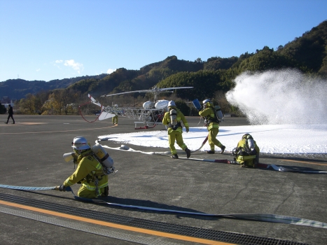 消防隊員によるホース延長、泡消火放水準備