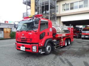 大型水槽車（車両写真まえ）