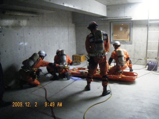 要救助者を担架で救出する訓練の写真