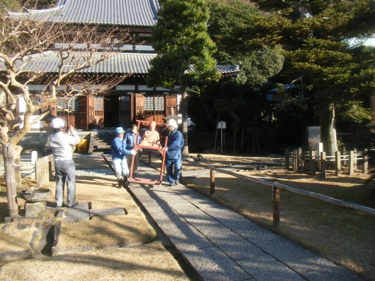 清見寺重要物件搬出の写真