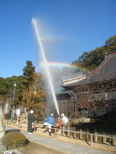 放水中に虹が架かっている写真