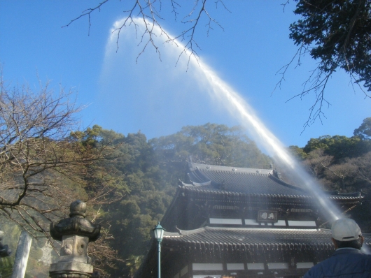清見寺に放水をしている写真