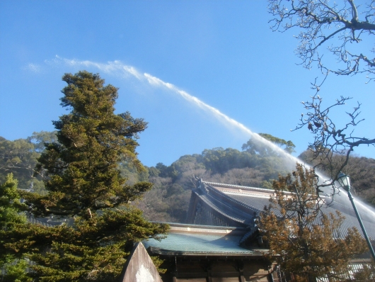 清見寺の裏手に放水している写真