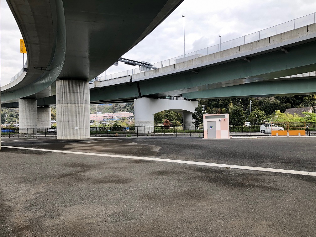 草ケ谷高架下公園