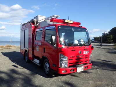 水槽付き消防ポンプ自動車（三保消防隊）前方右側