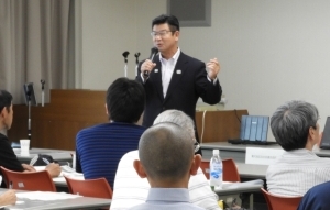 尾崎さん講義中の写真
