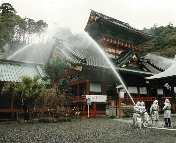 浅間神社における放水訓練の写真