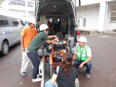 移送用車両に乗り込む