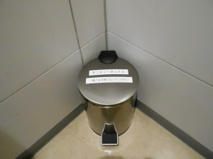 男性用トイレに設置されたサニタリーボックス