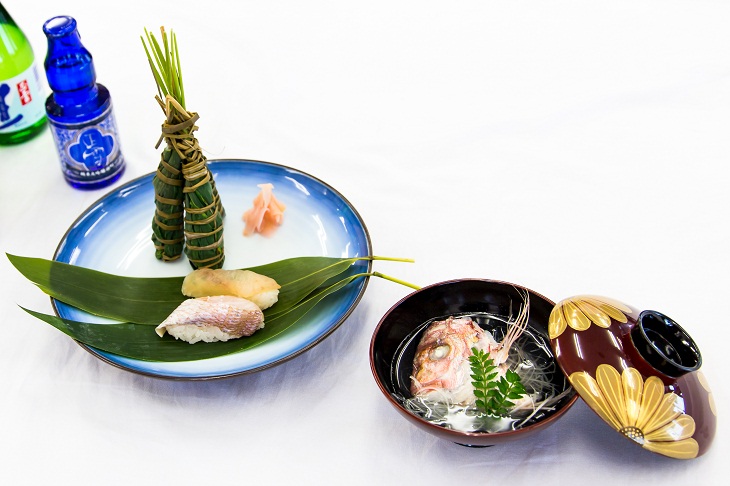 鯛の笹寿司2種と潮汁写真