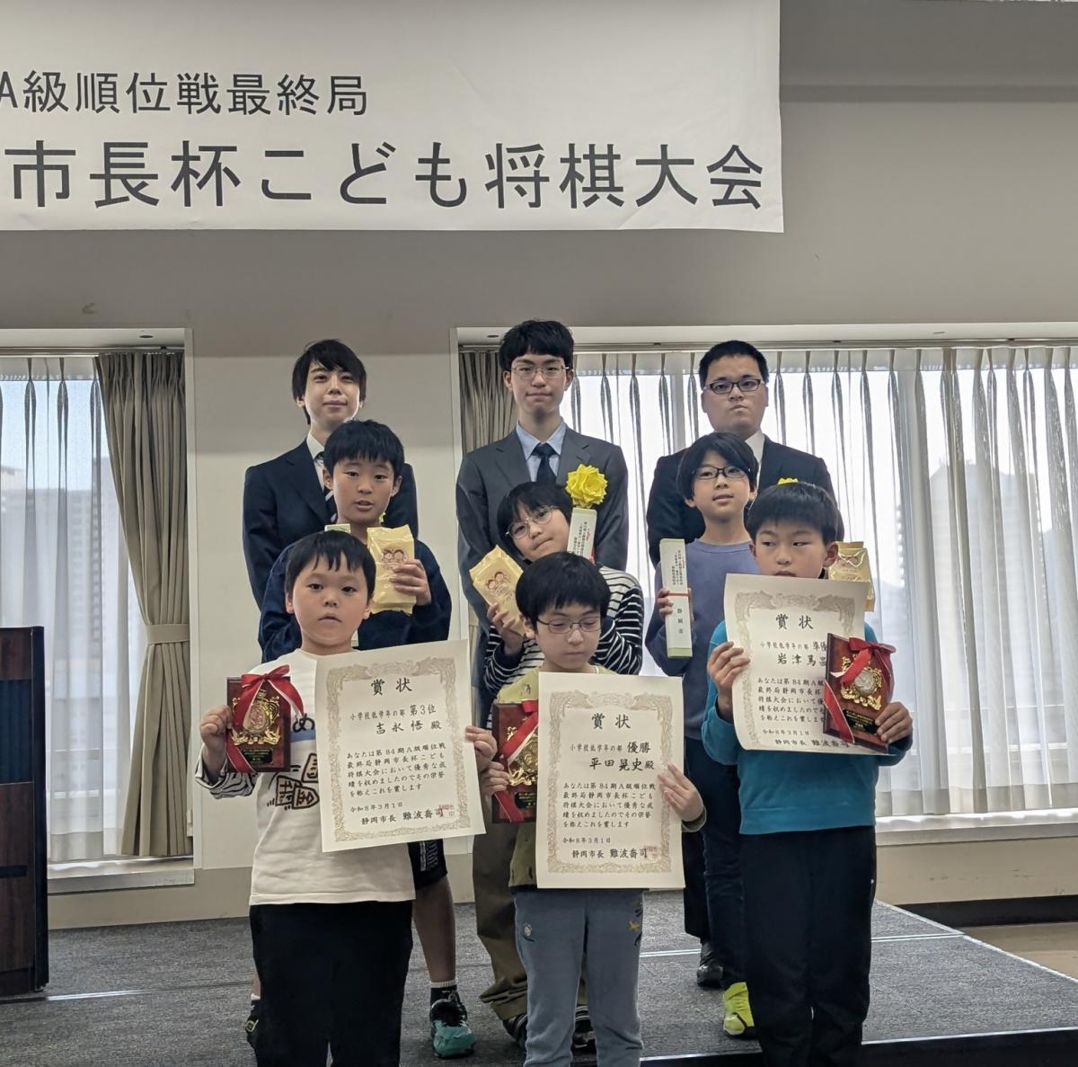 低学年の部入賞者の集合写真。都合により不在の入賞者がいます。