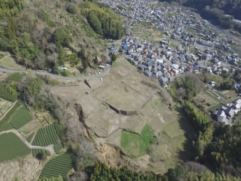 小島陣屋跡（上空から撮影）