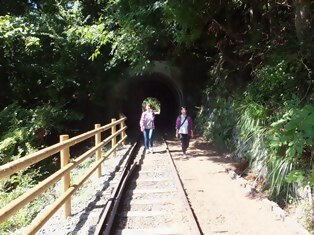 廃線小路を歩く人