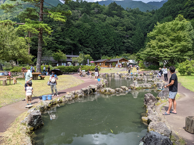 魚魚の里で釣りを楽しむ人々