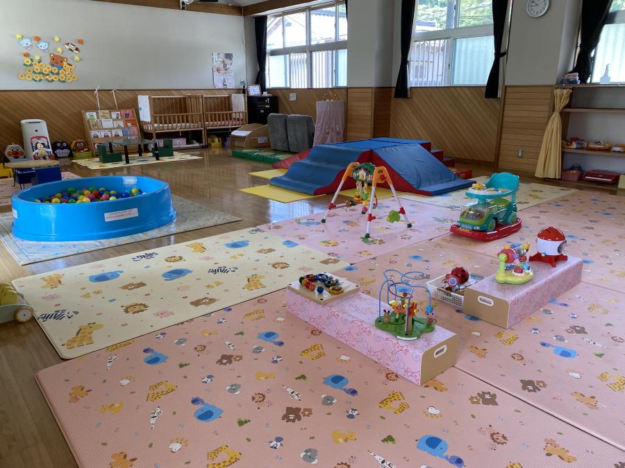 子育て支援センターメリーゴーランド　室内の様子