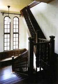 旧マッケンジー住宅の階段の写真