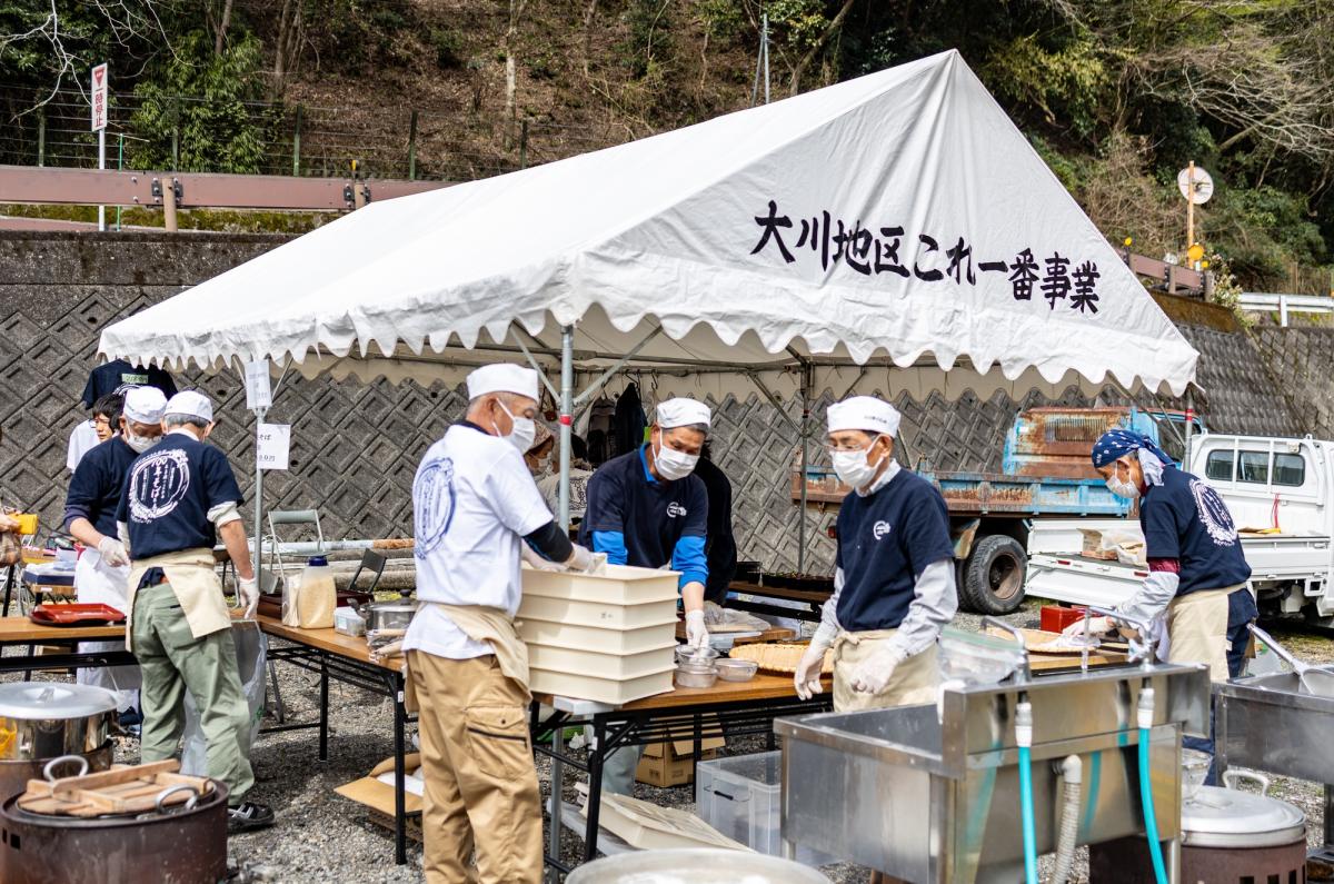 在来そばを準備する人たち