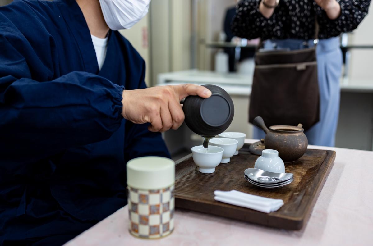 急須でお茶を入れる人