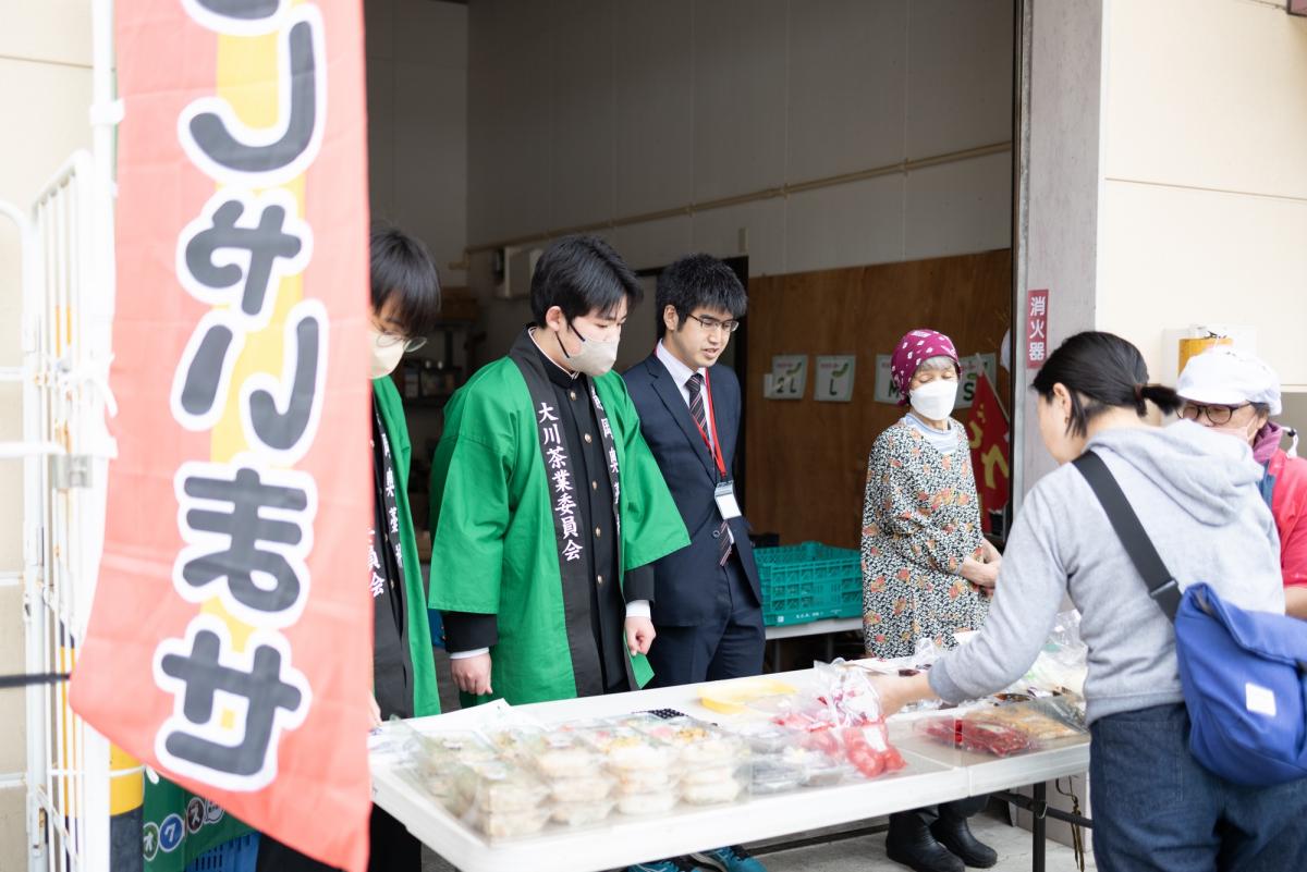 学生が農産物などを販売している