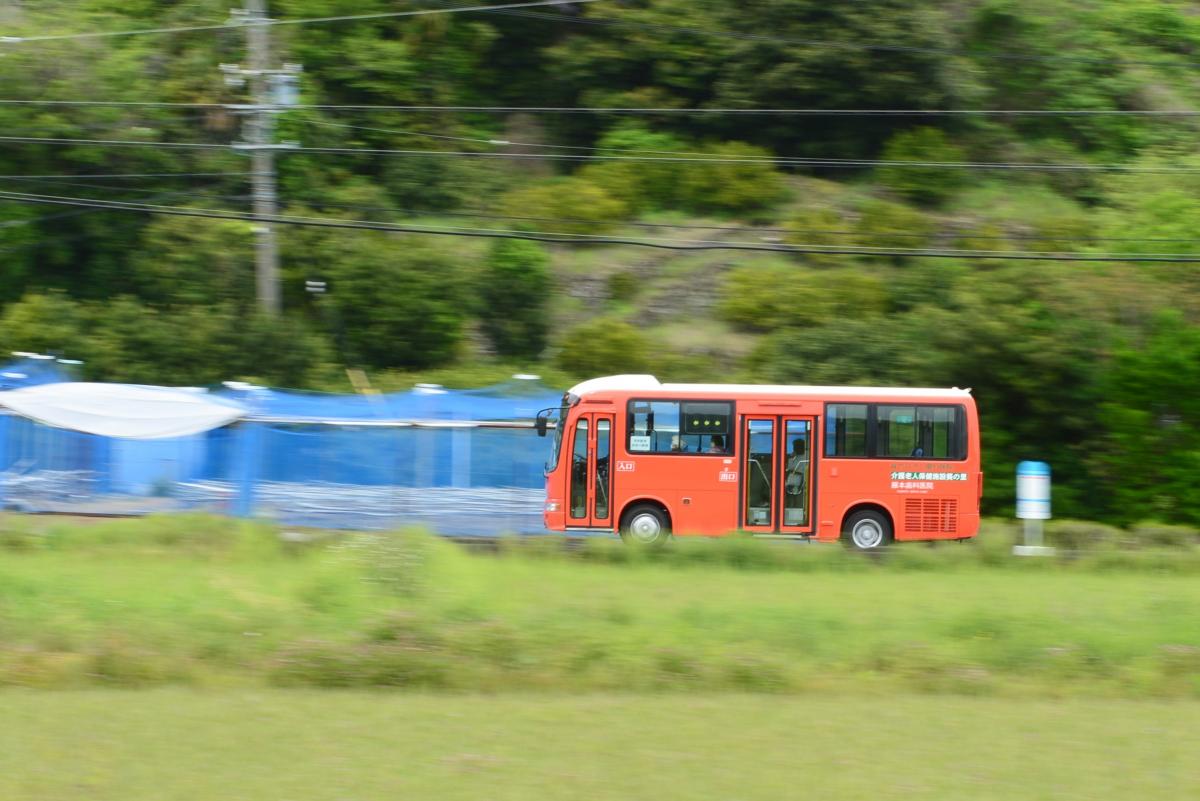 緑の中を走り抜けるコミュニティバス