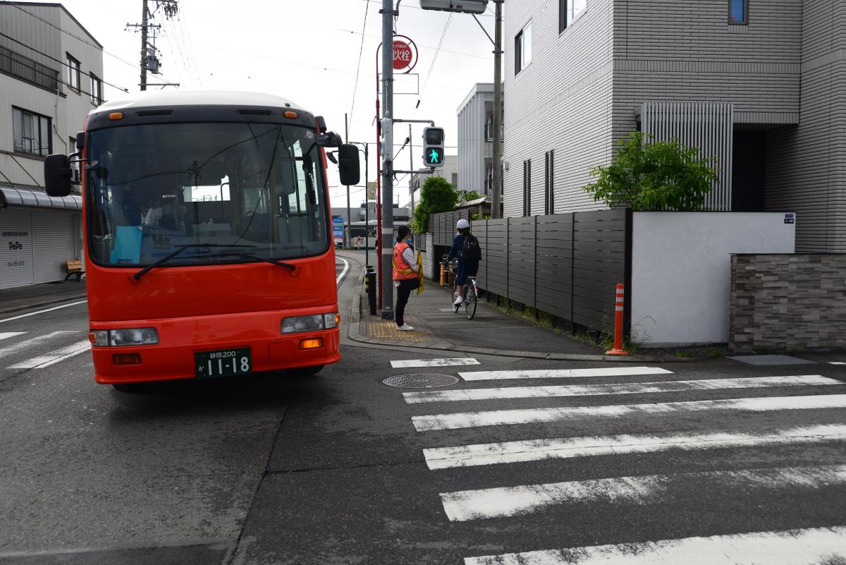 交差点を左折するコミュニティバス