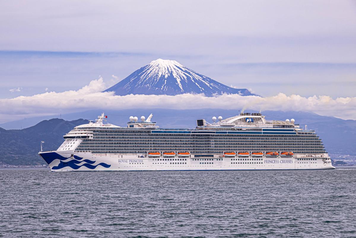 客船と富士山