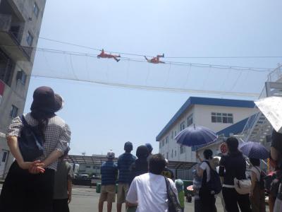 レスキュー隊員のロープ渡過