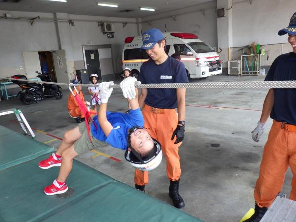 参加者がロープ渡過を体験している様子の画像