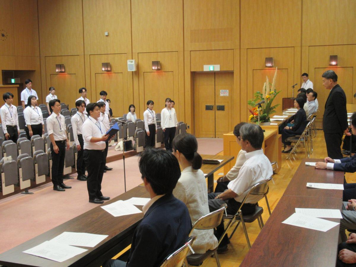 代表の塾生が塾長に向かって代表のことばを述べる様子の画像