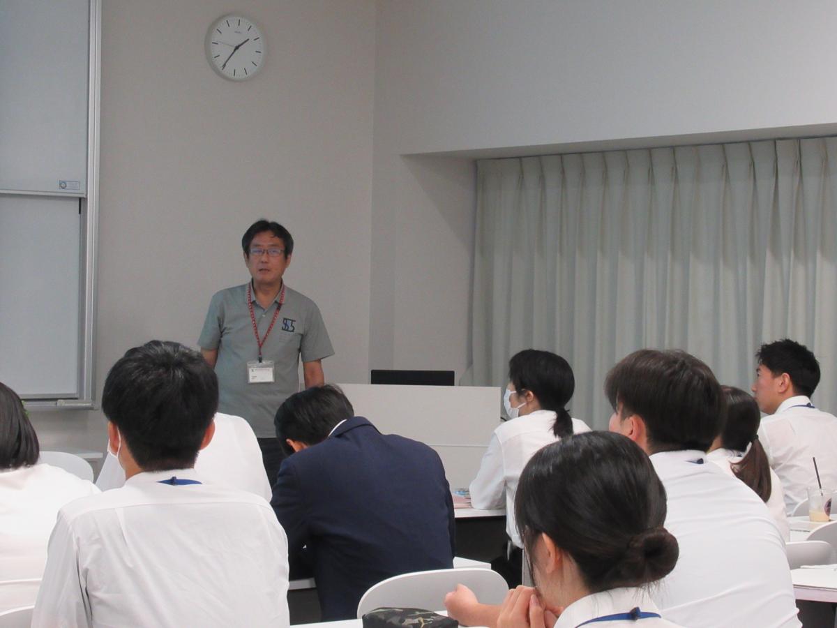 講師が講話をしている様子