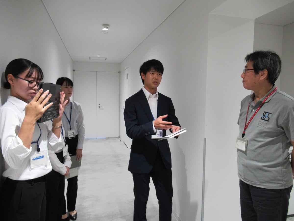 講師にインタビューする塾生の様子