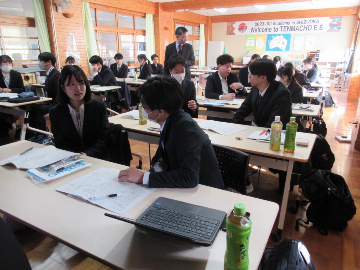 塾生同士でペアトークをする様子