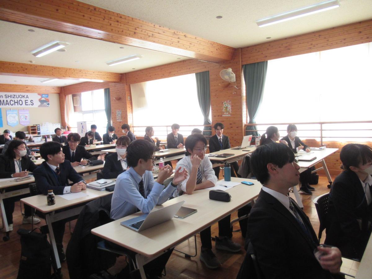 講話中に隣同士で意見交換をする塾生の様子