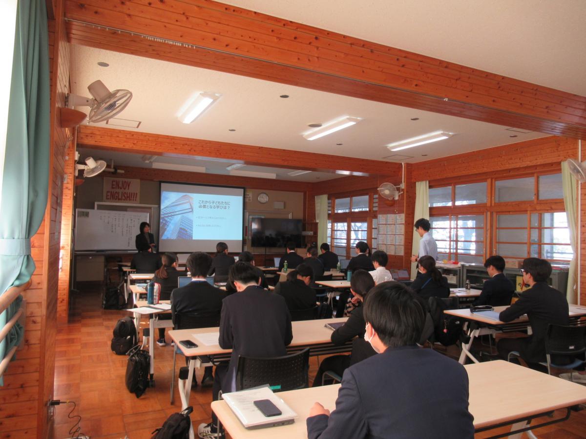 講話中の塾生の様子