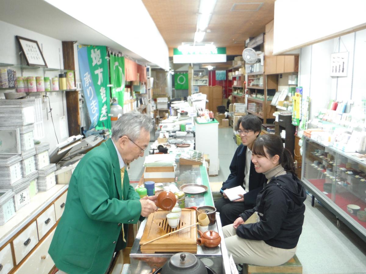 「お茶」について訪問先で話を聞く塾生