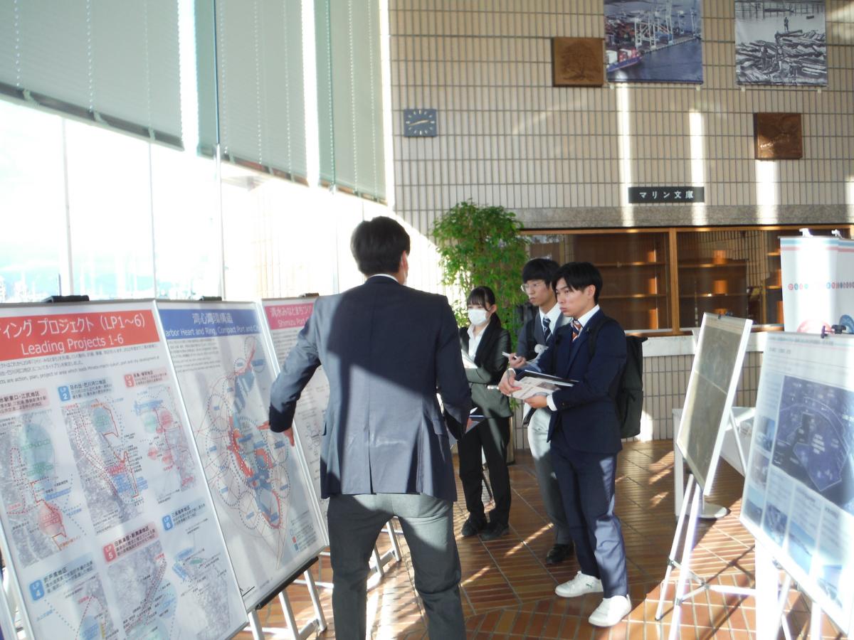 「清水港」について訪問先で話を聞く塾生