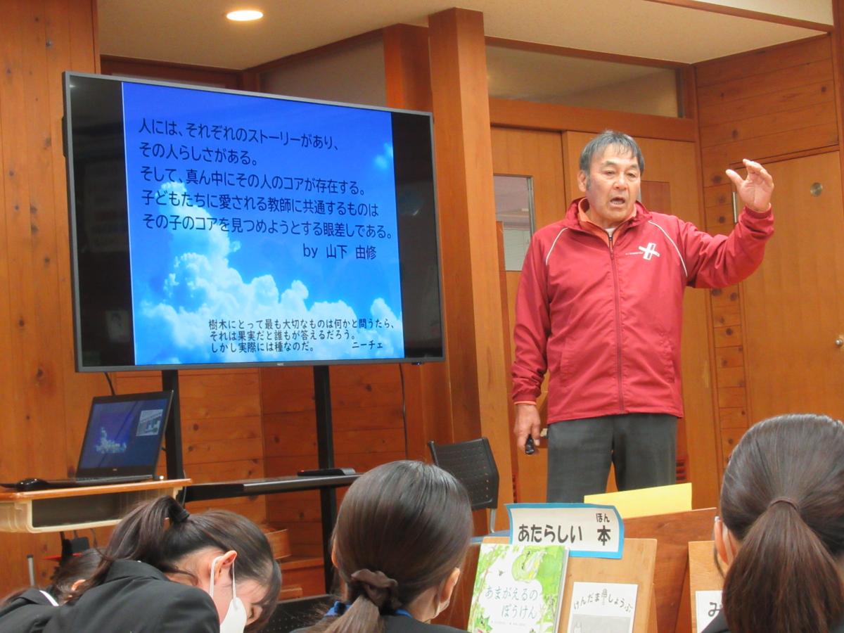 講師の講話を聞く塾生の様子