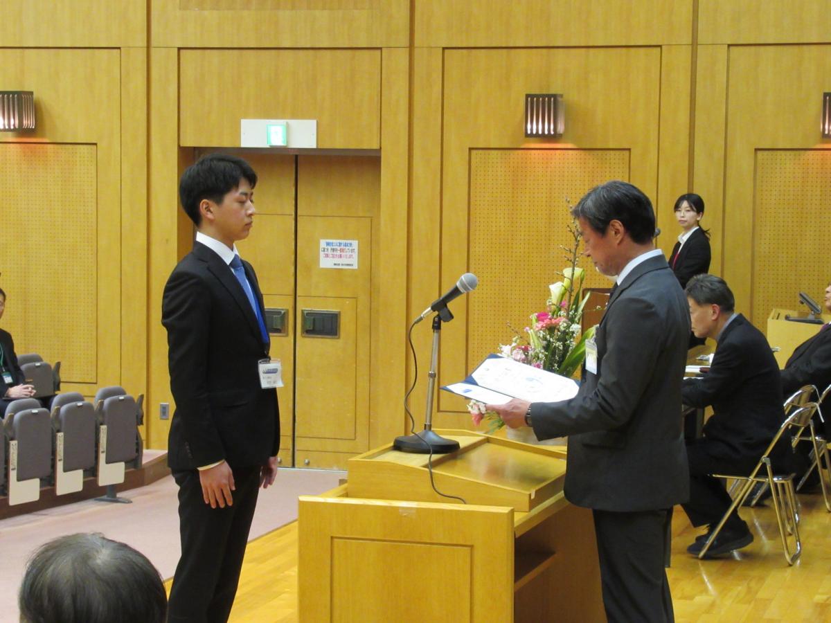卒塾生代表者が卒塾証書を授与している様子